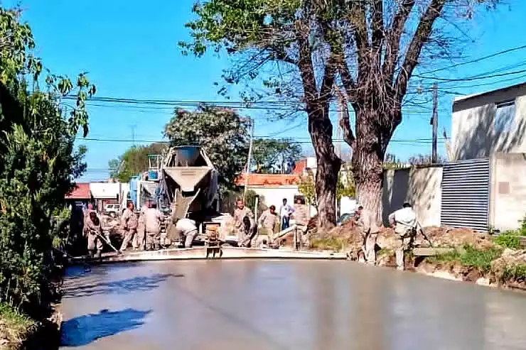 Trabajos de pavimentación en el Sarmiento