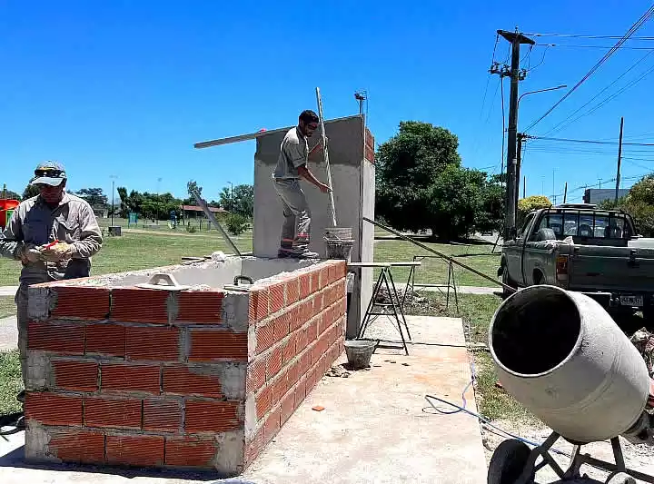 Instalan una nueva bomba de agua en el parque Independencia