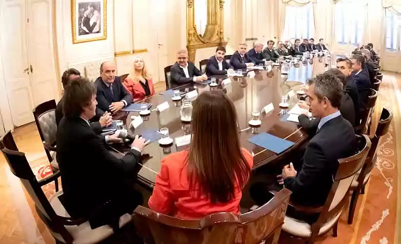 Milei en una reunión con gobernadores