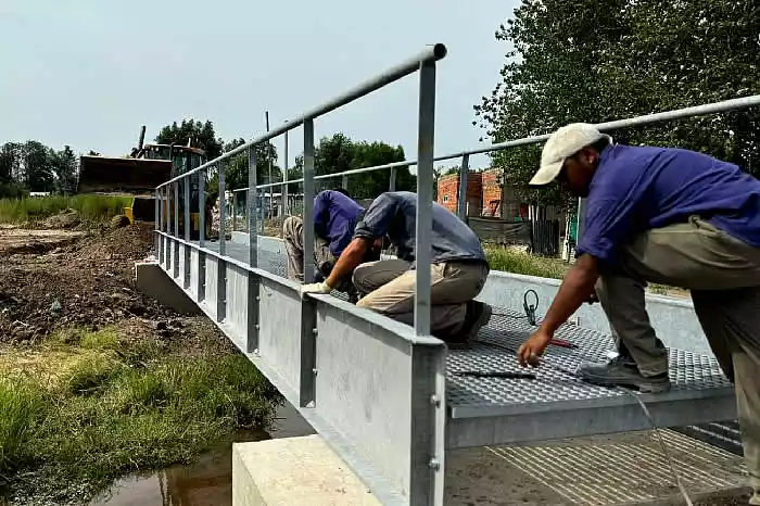 Nuevo puente peatonal sobre el arroyo Lanusse