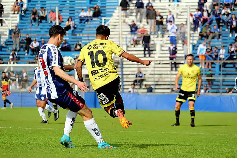 Duro golpe para Flandria en Merlo