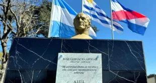 Primer monumento a Artigas en Luján