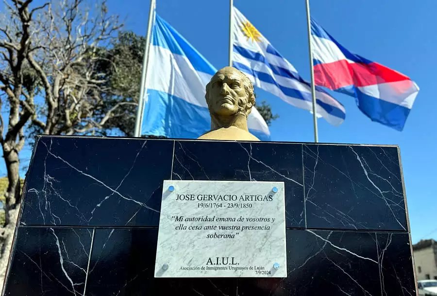 Primer monumento a Artigas en Luján