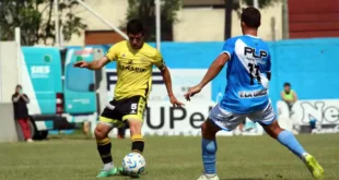 Flandria tropezó en casa y perdió el invicto ante San Carlos