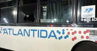 Violento ataque a un colectivo de la línea 57