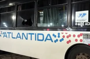 Violento ataque a un colectivo de la línea 57