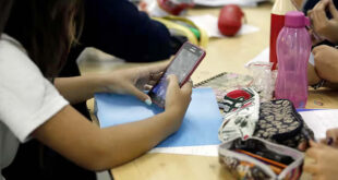 Buscan prohibir los celulares en las escuelas primarias