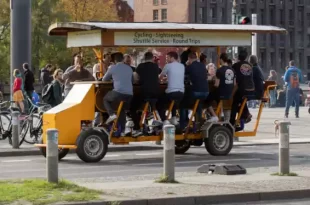 Las beer bikes en Berlín: mucho más que una bici con birra