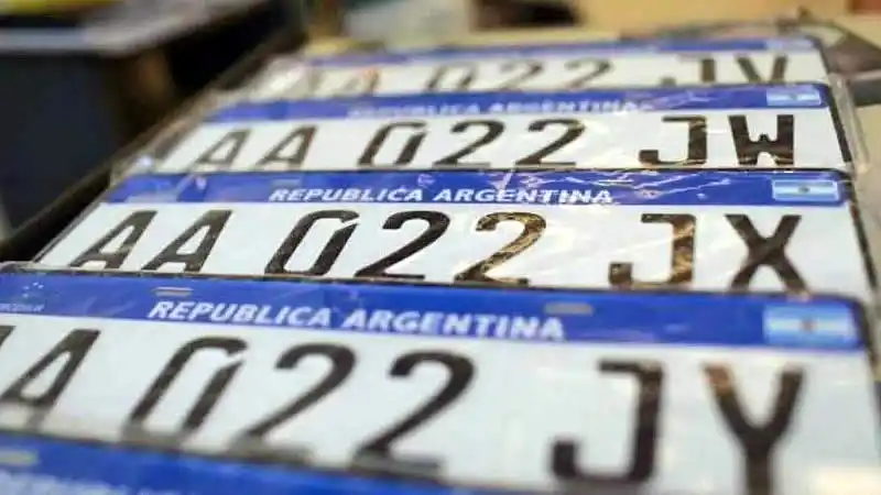 Patentes: La Provincia lanzó un asistente virtual para consultar infracciones por WhatsApp 1 chapas patentes