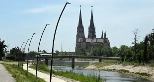 luminarias LED en la ribera