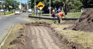 Construcción peatonal de hormigón sobre la avenida Beschtedt