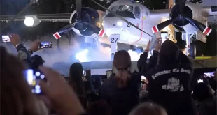 Veteranos de Guerra inauguraron el Avión Grumman en el monumento a Malvinas