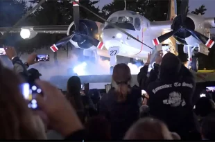 Veteranos de Guerra inauguraron el Avión Grumman en el monumento a Malvinas