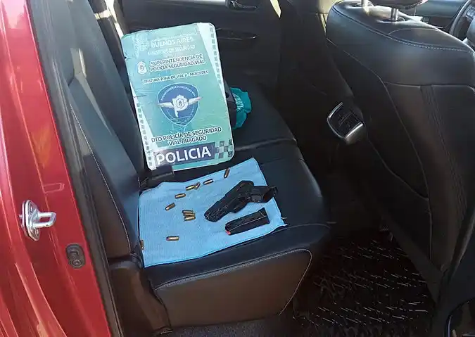 Detienen a dos lujanenses en un operativo con un arma cargada y 400 kilos de mozzarella 1 Detienen a dos lujanenses en un operativo