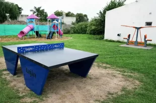 Instalan juegos en la nueva plaza del barrio Los Gallitos