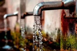 Crece la presión para garantizar agua segura en las escuelas