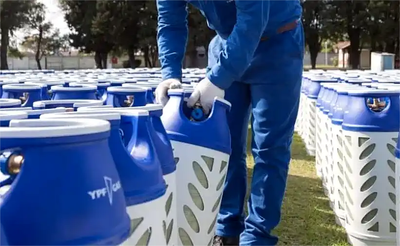 YPF prueba garrafas plásticas más livianas para hogares sin red de gas 1 YPF prueba garrafas plásticas