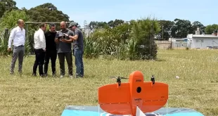 Dron naranja en un campo abierto ARBA M2