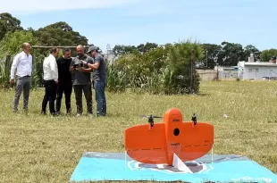 Dron naranja en un campo abierto ARBA M2