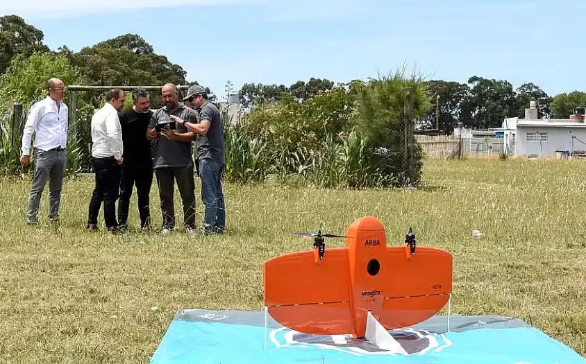 Dron naranja en un campo abierto ARBA M2