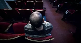 Hombre sentado en butaca vacía clasificación de películas