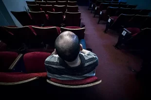 Hombre sentado en butaca vacía clasificación de películas