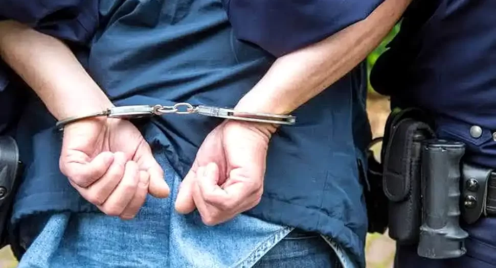 Persona esposada por la policía detenido por robo