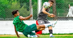 Jugador cae durante un partido de fútbol del Club Luján