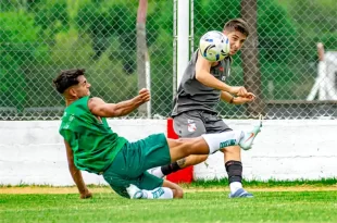 Jugador cae durante un partido de fútbol del Club Luján