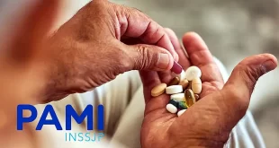 Manos sosteniendo varios medicamentos PAMI ratificó el subsidio social y mantiene medicamentos gratis para jubilados