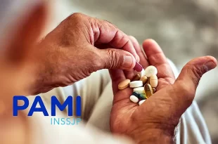 Manos sosteniendo varios medicamentos PAMI ratificó el subsidio social y mantiene medicamentos gratis para jubilados