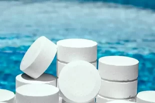 Tabletas blancas sobre fondo azul desinfectante para piscinas