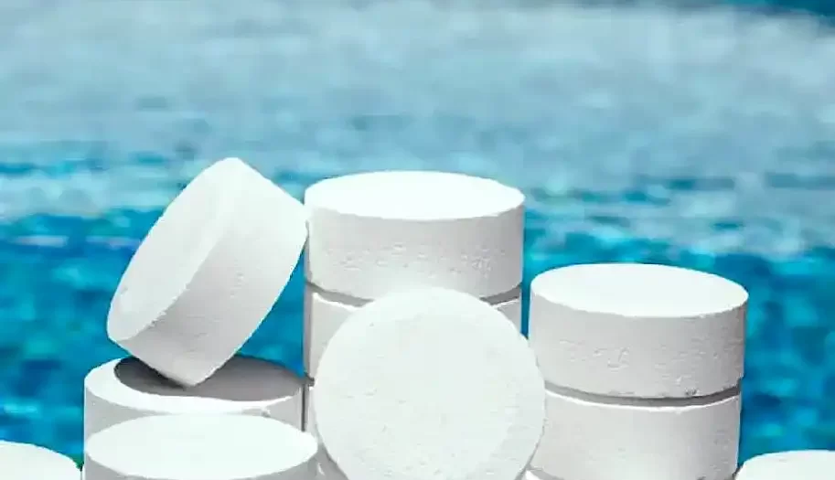 Tabletas blancas sobre fondo azul desinfectante para piscinas