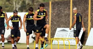 Jugadores entrenando en el campo de la primera B