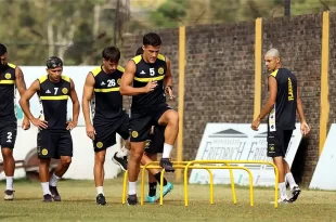 Jugadores entrenando en el campo de la primera B