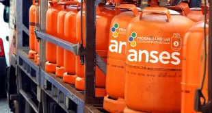 Tanques de gas anaranjados alineados Programa Hogar
