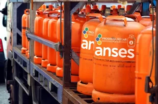 Tanques de gas anaranjados alineados Programa Hogar