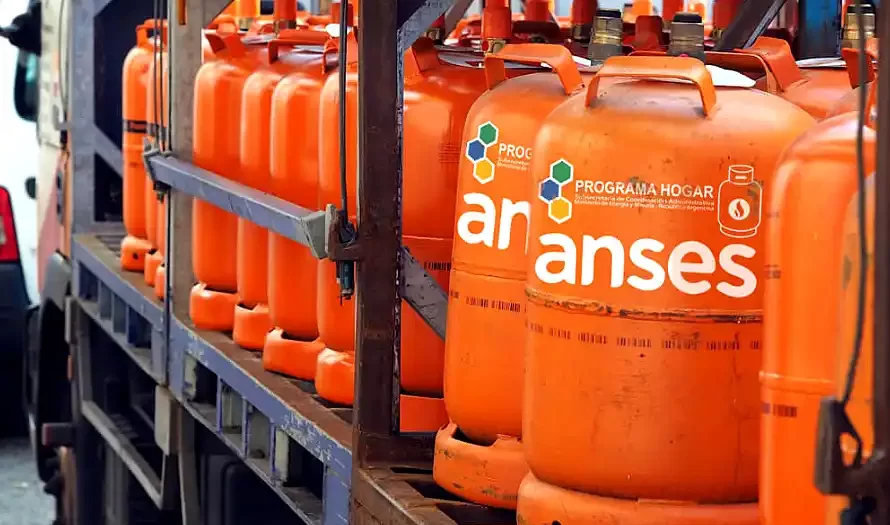 Tanques de gas anaranjados alineados Programa Hogar