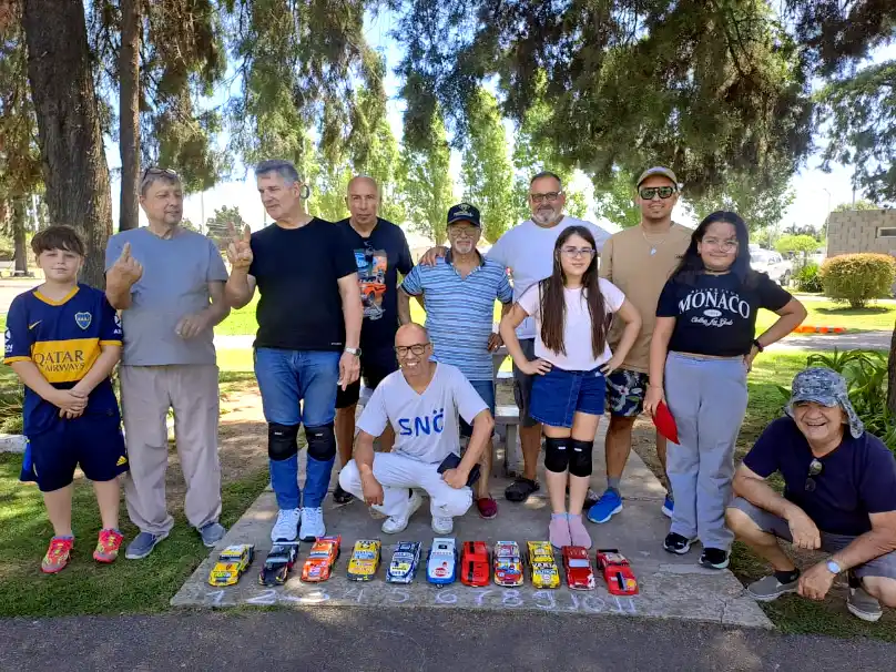 Autitos de plástico soplado: emoción y competencia en el Corredor Aeróbico R. Torres 1 Autitos de plástico soplado (4)
