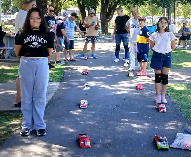 Autitos de plástico soplado: emoción y competencia en el Corredor Aeróbico R. Torres 3 Autitos de plástico soplado (4)