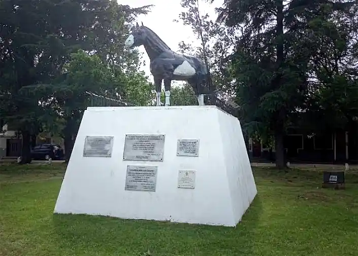 Robaron luminarias del Monumento al Caballo Criollo