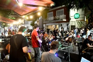 Peatonal Gastronómica con música