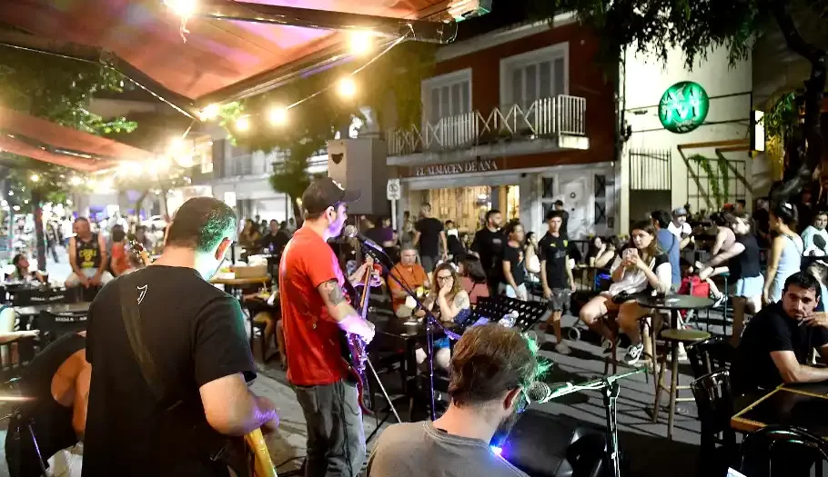 Peatonal Gastronómica con música