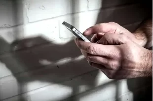 Proponen prohibir celulares en las cárceles