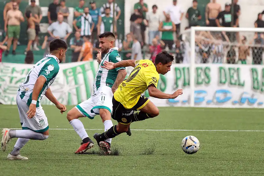 Derrota de Flandria: Excursionistas lo venció y se convirtió en líder 1 Derrota de Flandria en Belgrano
