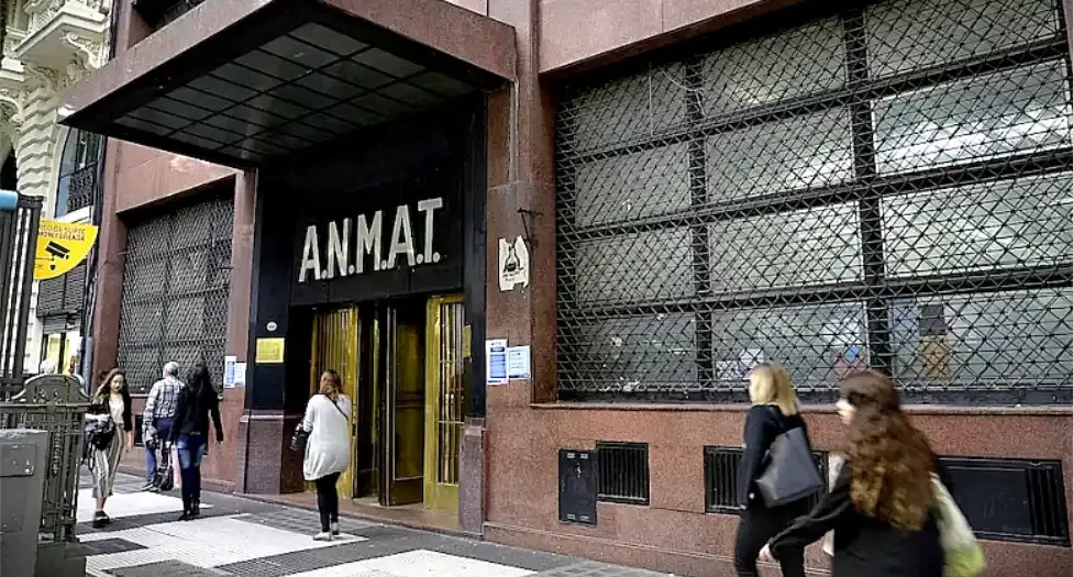 Laboratorios en el centro de la crisis sanitaria anmat