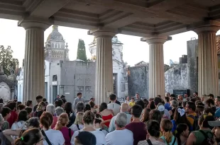 caminata en el Cementerio Municipal