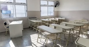 Entregan mobiliario escolar y fortalecen aulas en tres escuelas del distrito