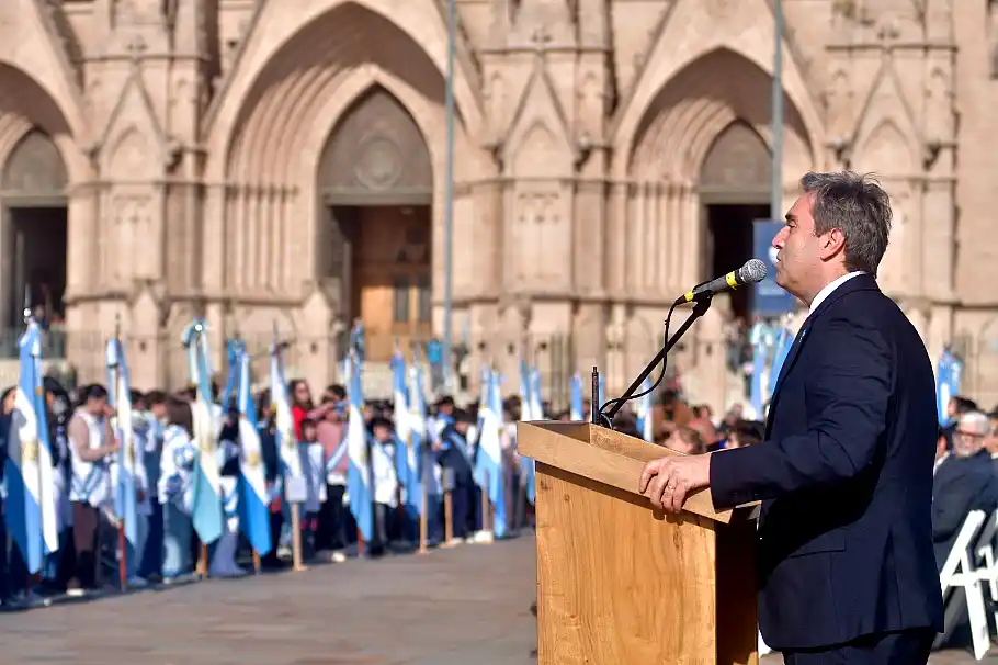 Más de 2.000 alumnos prometieron Lealtad a la Bandera 1 Acto por el Día de la Bandera