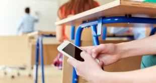 Celulares en colegios secundarios: las restricciones se multiplican en las escuelas privadas